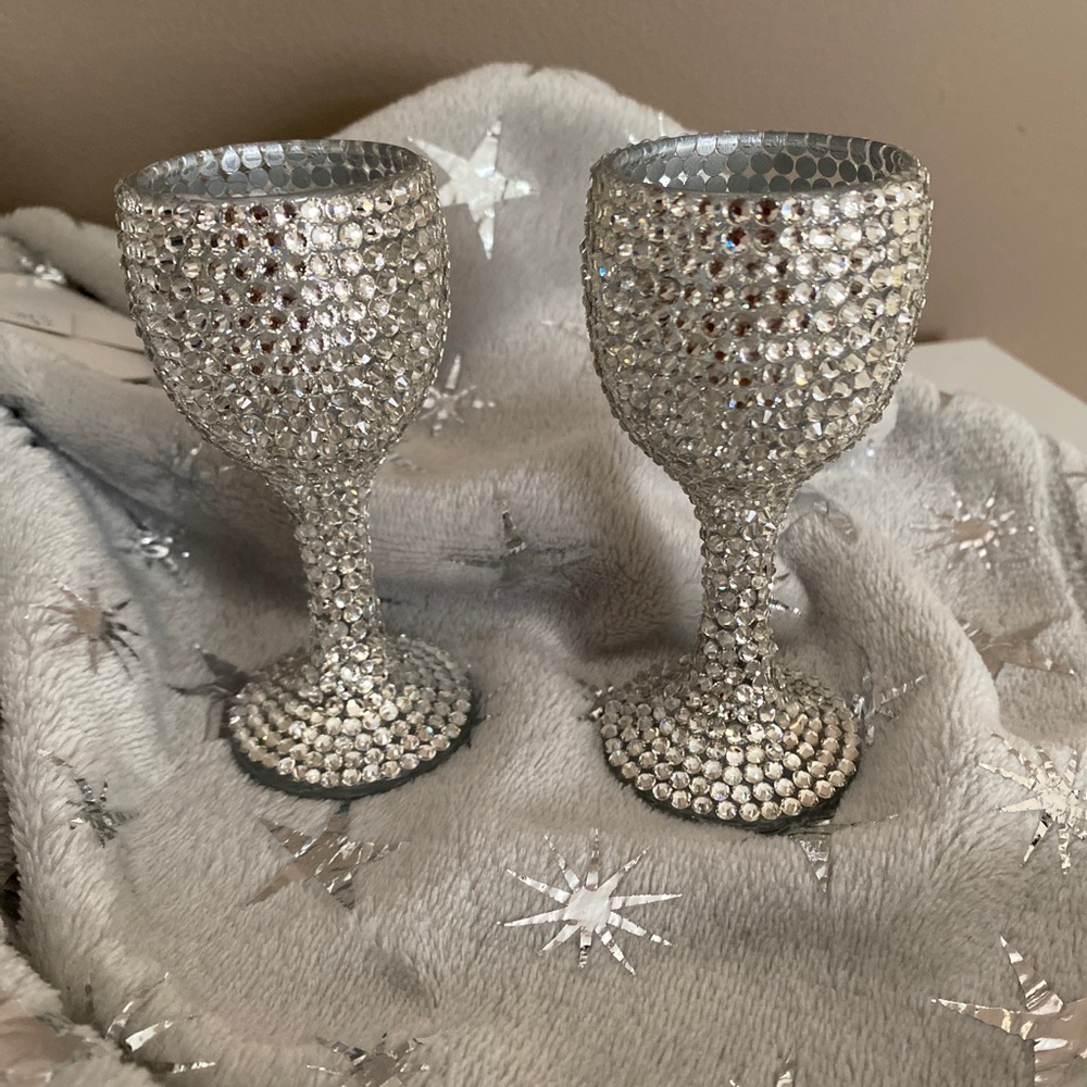 Custom-made bling wine glasses